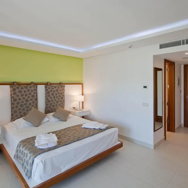 Room, Double Bed, Lateral Side Sea View، Alimounda Mare 2/6