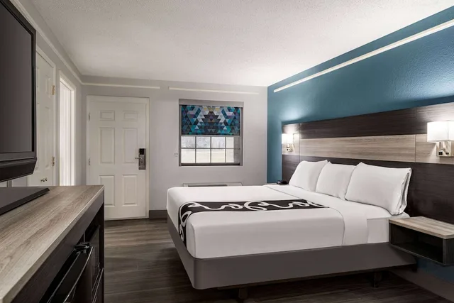 غرفة بسرير كينج بحوض استحمام لذوي الإعاقة، La Quinta Inn Victoria 2/6