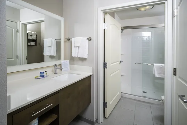 جناح استوديو بسريرين كوين مع أريكة بمطبخ لذوي الإعاقة، Staybridge Suites Summerville 4/6