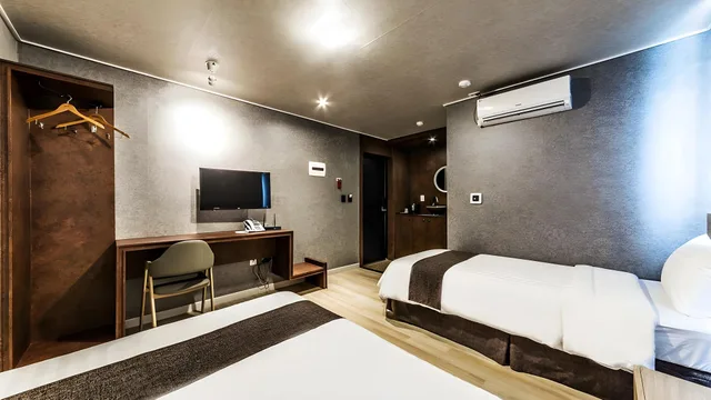 غرفة عائلية بسريرين منفصلين بإطلالة على المدينة، Malu Hotel 2/2