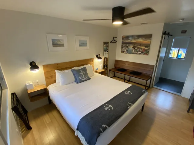 Standard, King Bed, Haley Hotel 4/10