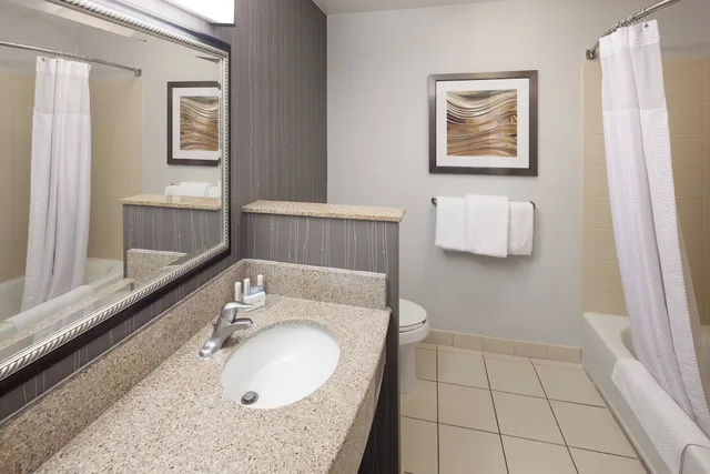 غرفة بسرير كينج بإطلالة على المسبح مع أريكة، Courtyard by Marriott Birmingham Trussville 3/3
