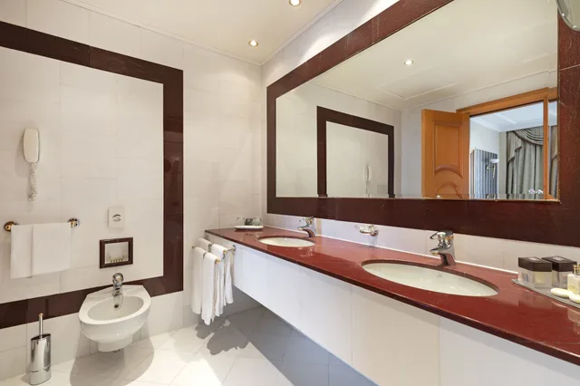 جناح جونيور بسريرين منفصلين، Royal Hotel Carlton 6/9