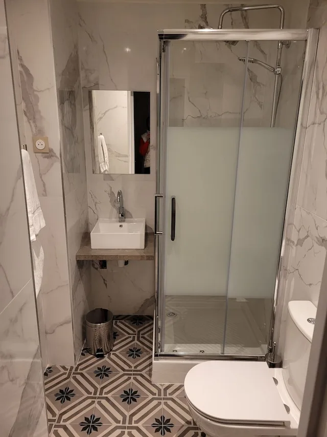 غرفة عائلية رباعية بسرير كينج وأسرّة بطابقين، Hotel Kyriad Marseille Centre Paradis Prefecture 9/10