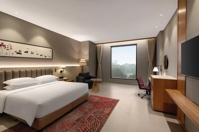 غرفة ديلوكس بسرير كينج، Ramada by Wyndham Ranchi Bariatu Road 1/7