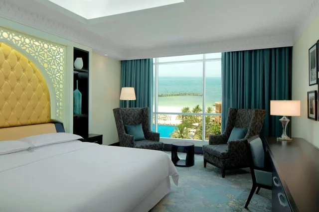 جناح كلوب تنفيذي بسرير مزدوج بغرفة نوم واحدة، Sheraton Sharjah Beach Resort Spa 1/7