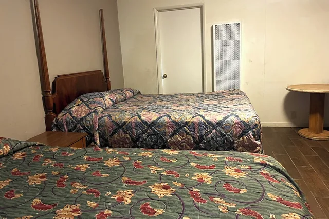 غرفة بسريرين كوين لغير المدخنين، Oak Motel Modesto CA 5/9