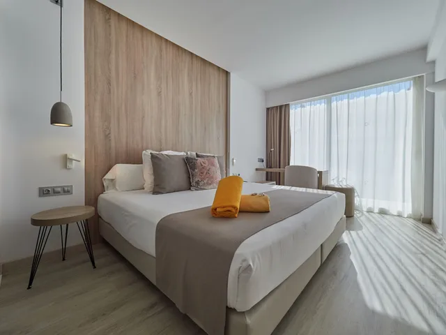 غرفة قياسية بشرفة مفردة بسرير كوين بإطلالة جزئية على البحر، BQ Aguamarina Boutique Hotel 1/5