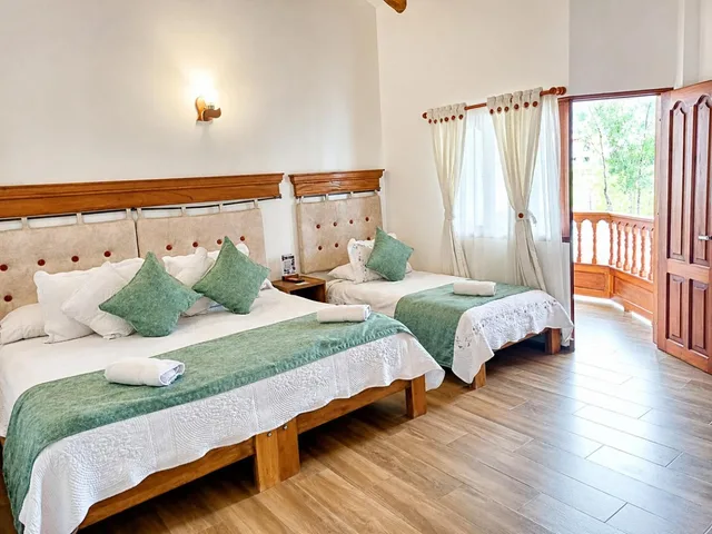 غرفة ديلوكس ثلاثية بسرير كوين وسرير فردي، Hotel Las Palmas Villa De Leyva 7/10