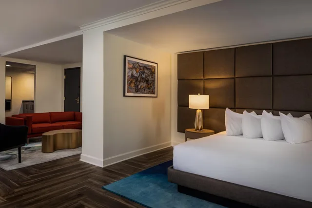جناح ديلوكس بسرير كينج، Hotel Deco Omaha, Tapestry Collection by Hilton 3/5