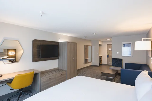 Suite, King Bed, Holiday Inn Express & Suites Marquette, an IHG Hotel 6/10