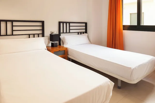 شقة بأربعة أسرّة وسرير كوين بـ3 غرف نوم مع أريكة، Apartamentos Playamarina 1/10