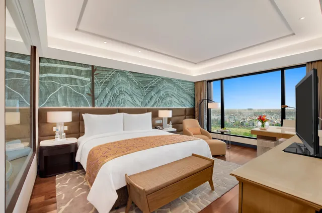 Club, Superior, King Bed, The Leela Ambience Convention Hotel Delhi 6/7