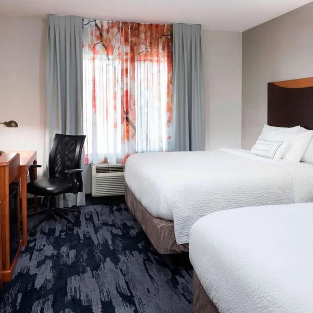 غرفة بسريرين كوين بحوض استحمام لذوي الإعاقة، Fairfield Inn & Suites Kansas City Overland Park 1/4