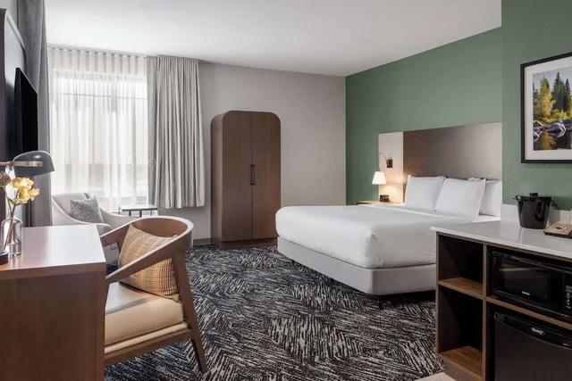 غرفة بسرير كينج لذوي الإعاقة، La Quinta Inn and Suites by Wyndham Lincoln 1/5