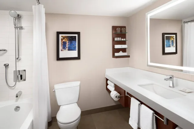 غرفة بسرير كينج وسريرين كوين، Delta Hotels By Marriott Calgary South 3/5