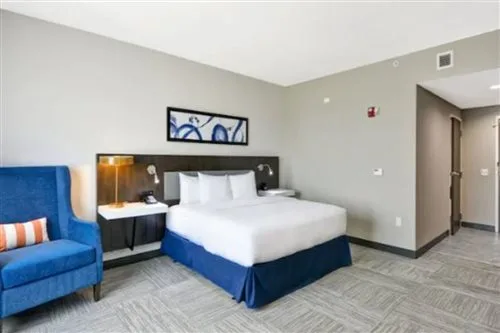 غرفة بسرير كينج بحوض استحمام لذوي الإعاقة، Hilton Garden Inn Tulsa-Broken Arrow 2/3