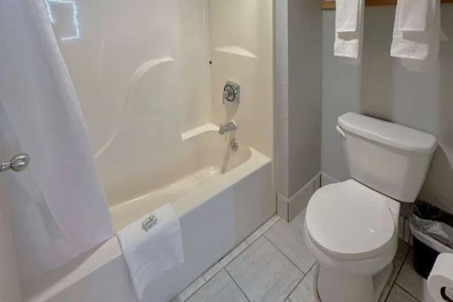 جناح استوديو بسرير كينج، AmericInn by Wyndham Reedsburg 2/4
