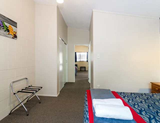 شقة بسرير كوين وسرير فردي بغرفة نوم واحدة مع أريكة، Judges Pool Motel 9/10