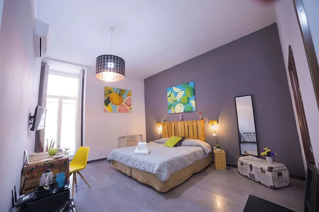 1 Bedroom, Victorian, Junior, Queen Bed, City View, Annex، Naples Royal House B&B 2/4