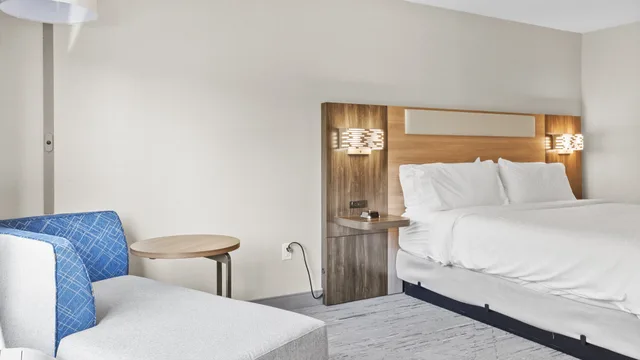 غرفة قياسية بسرير كينج مع أريكة، Holiday Inn Express Hotel And Suites Manchester Airport 3/7