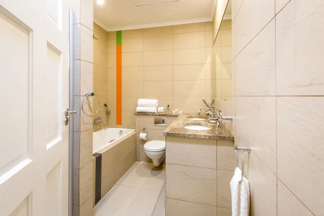 Luxury, Queen Bed, Lake Side, Balcony، Orange Inn Knysna 10/10