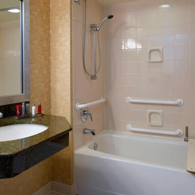 غرفة بسرير كينج بحوض استحمام لذوي الإعاقة، Marriott Milwaukee West 4/8