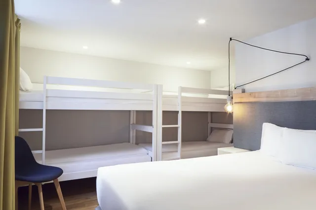 Basement, 1 Queen and 2 Bunk Beds، Maison Montgrand Marseille Vieux Port 2/3