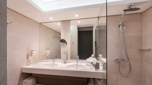جناح بسرير كينج مع أريكة، Voco Strasbourg Centre - The Garden 2/3