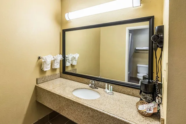غرفة بسرير كينج، Quality Inn Corsicana, TX 3/3