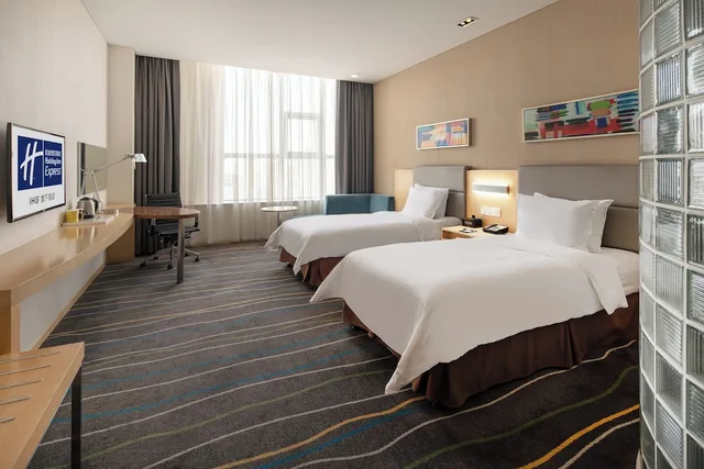 غرفة قياسية بسريرين منفصلين بإطلالة على المدينة، Holiday Inn Express Luoyang City Center 2/3