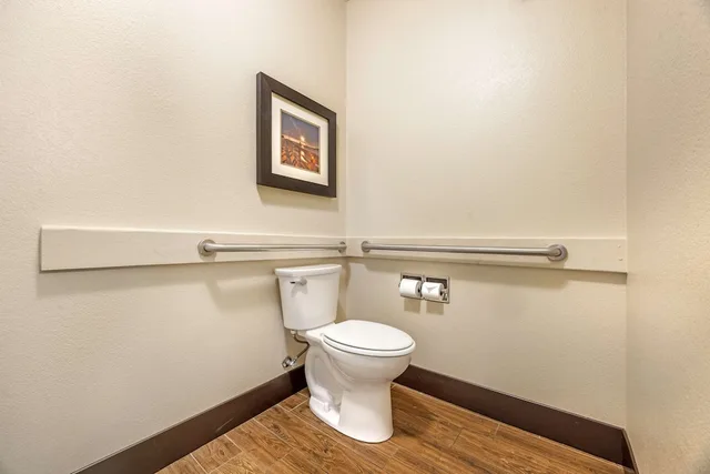 غرفة قياسية بسرير كينج مع أريكة لذوي الإعاقة، Best Western Columbia River Waterfront Hotel Astoria 2/2
