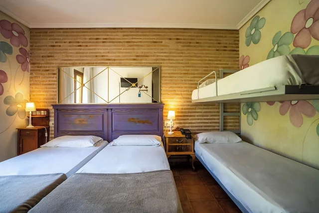 Room, 4 Beds, Two Extra Beds، EL HOSTAL PUERTA BISAGRA. 1/9