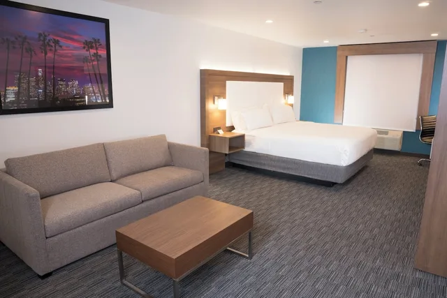 Suite, King Bed, Extra Floor Space، Holiday Inn Express Hollywood Walk of Fame An Ihg Hotel 4/10