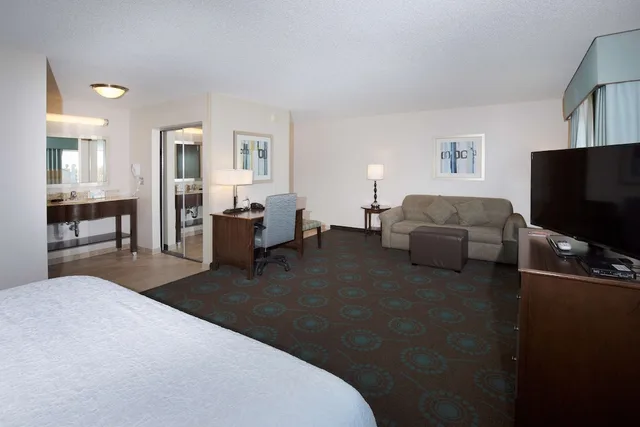 جناح استوديو بسرير كينج بشرفة مع أريكة، Hampton Inn and Suites Suisun City Waterfront 3/5