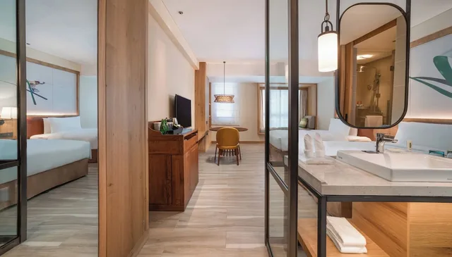 Standard, 2 Double Beds, Holiday Inn Jilin Beidahu 3/3