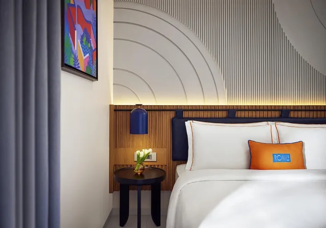 غرفة ديلوكس بسرير كينج بإطلالة على المسبح بشرفة، Ronil Goa - a JdV by Hyatt Hotel 2/6