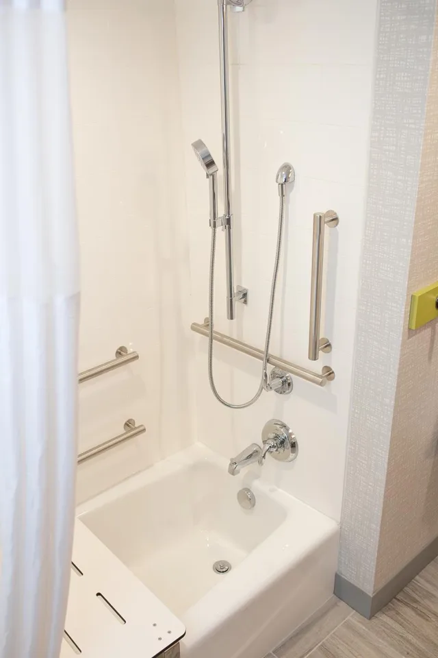 Room, 2 Queen Beds, Bathtub, Accessible, Hampton Inn and Suites Dundee 2/4