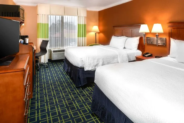 غرفة بسريرين كوين، SureStay Hotel by Best Western Ontario Airport 1/3