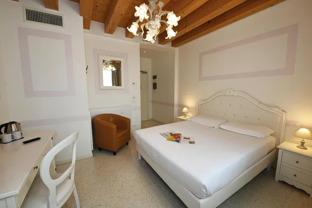 Room, Double or Twin Bed, Pool Access، Villa Patriarca 2/10