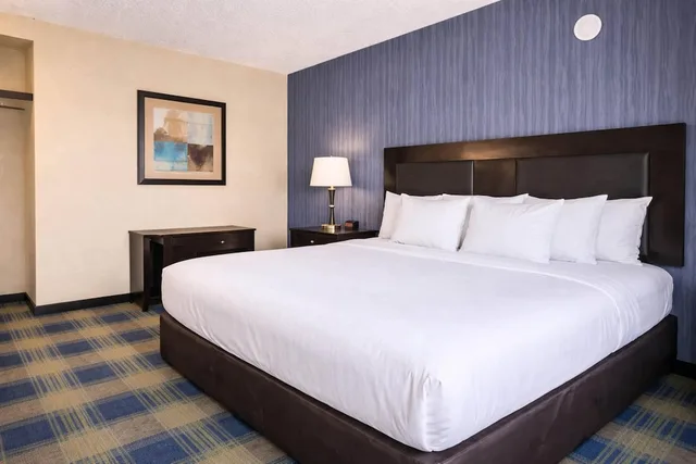 غرفة بسرير كينج لذوي الإعاقة، Comfort Inn and Suites Meriden 1/5