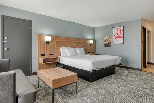 غرفة قياسية كبيرة بسرير كينج، Best Western Tomah Hotel 2/5