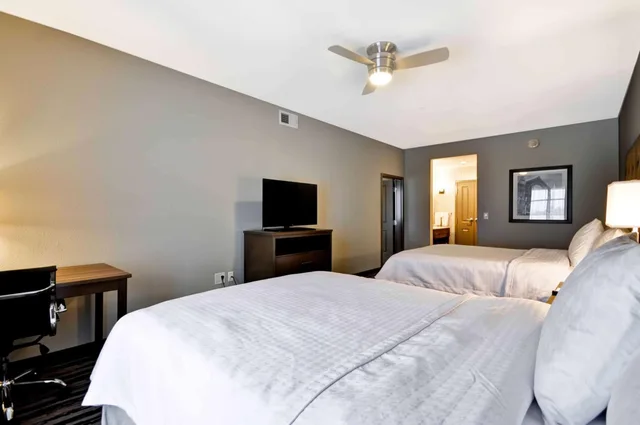 جناح بسريرين كوين بغرفة نوم واحدة مع أريكة، Homewood Suites By Hilton Cincinnati West Chester 1/6