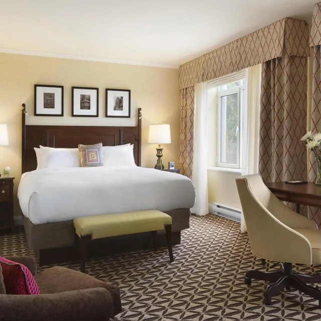 غرفة بسرير كينج وسرير كوين بإطلالة على النهر، Fairmont Le Manoir Richelieu 2/4