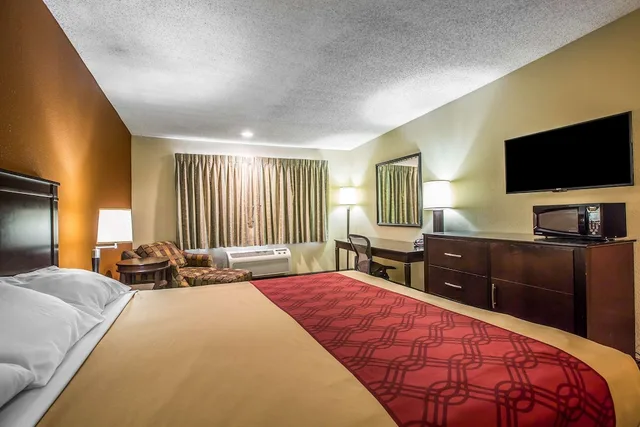 غرفة بسرير كينج لذوي الإعاقة، Baymont by Wyndham Ontario 1/4