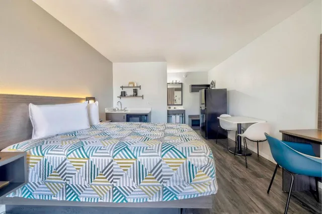 1 Queen Bed - Mobil Access Tub Nsmk Kitchen، Studio6 Effingham, IL 4/10