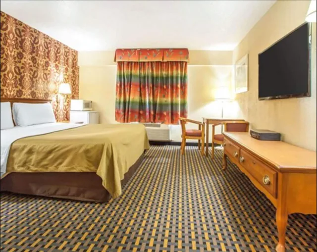 غرفة بسرير كينج للمدخنين لذوي الإعاقة، Days Inn by Wyndham Jersey City / NYC Area 1/10