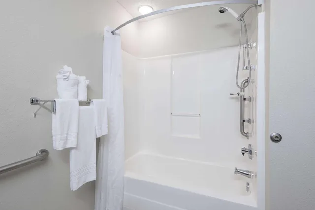 جناح بسرير كوين مع أريكة، Microtel Inn & Suites by Wyndham Greenville / Woodruff Rd 7/7