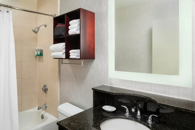 1 Bedroom, Astor, Tower, Suite, 2 Queen Beds، Astor Crowne Plaza New Orleans French Quarter, An Ihg Hotel 2/13