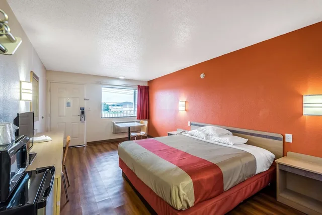 غرفة قياسية بسرير كينج، Motel6 Anniston, AL 1/4